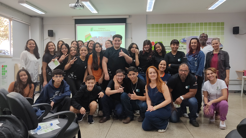 Estudantes e professores da Escola Portal do Sucesso com servidores do IFG Aparecida